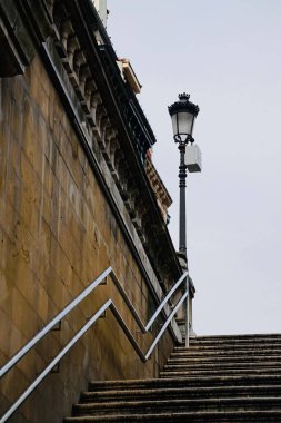Bilbao city, İspanya'da sokakta merdiven mimarisi.