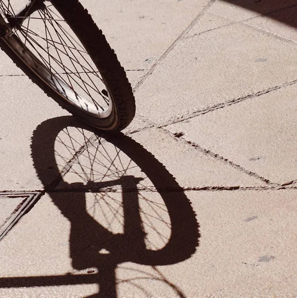 Велосипедный Силуэт Тени Земле Улице — стоковое фото