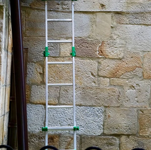 Металлическая Лестница Стене Улице — стоковое фото