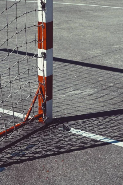 破碎的足球球门绳网 足球场上废弃的旧绳网 — 图库照片