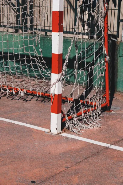 Futebol Quebrado Gol Corda Net Velho Abandonado Corda Teia Campo — Fotografia de Stock