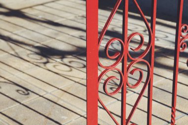 sokakta yerde eski metalik çit gölge siluet  