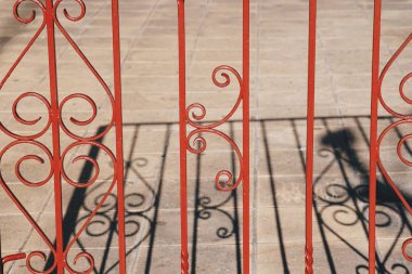 sokakta yerde eski metalik çit gölge siluet  