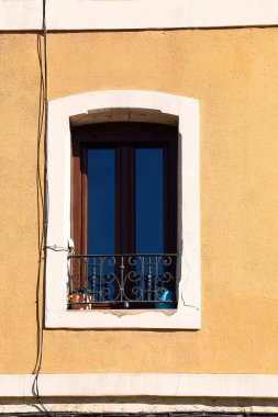 İspanya 'nın Bilbao şehrindeki sarı bina cephesinin penceresi