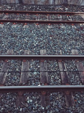 sokakta istasyonunda eski tren rayları 