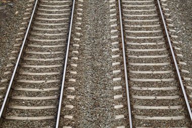 sokakta istasyonunda eski tren rayları 