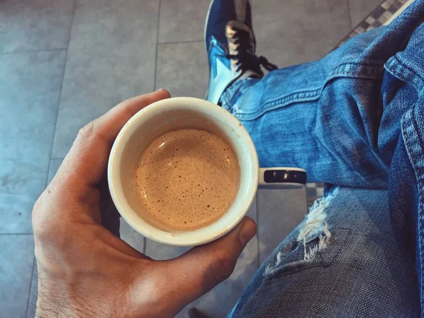 Kézzel Egy Csésze Kávét Ember Reggelizik — Stock Fotó