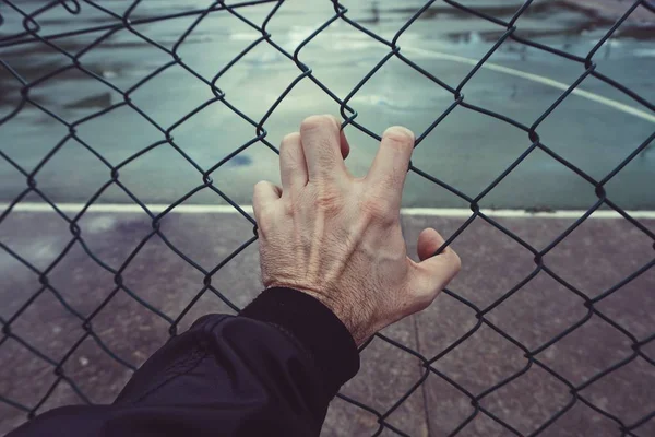 Χέρι Αρπάζει Ένα Μεταλλικό Φράχτη Στο Δρόμο — Φωτογραφία Αρχείου