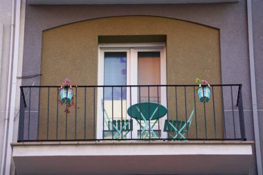 İspanya 'nın Bilbao şehrindeki bina cephesinde pencere ve balkon