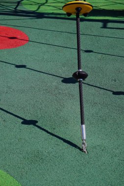                  sokakta renkli oyun içinde gölgeler ve siluetler              