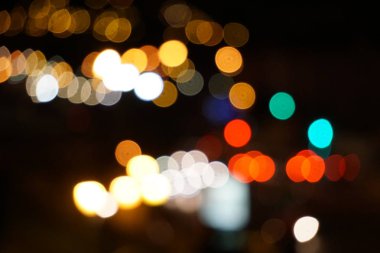 gece sokakta renkli bokeg ışıkları 