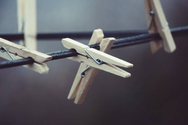 Sokaklarda terk edilmiş halatta ahşap giysiler.