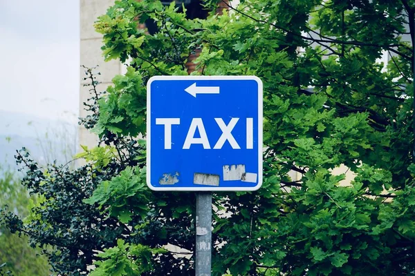 西班牙毕尔巴鄂市马路上的出租车站交通唱歌 — 图库照片