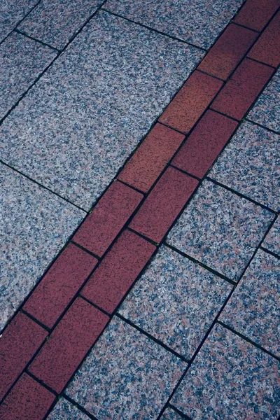 Sokakta Renkli Kiremitli Kaldırım Zemin — Stok fotoğraf