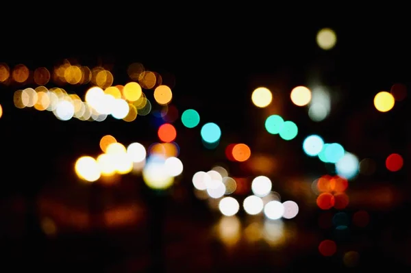 gece şehirde sokakta renkli bokeh ışıkları
