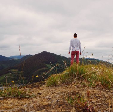 doğada dağda yürüyüş adam