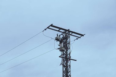 dağda elektrik kulesi