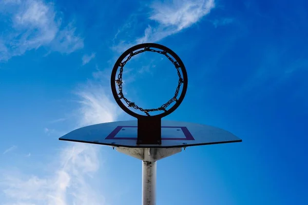 Obręcz Koszykówki Błękitne Niebo Ulicy — Zdjęcie stockowe