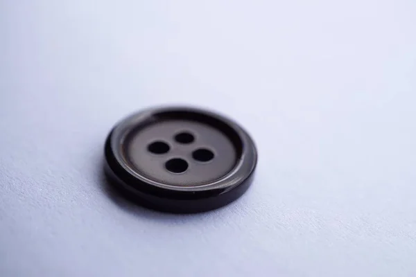 Μαύρο Κουμπί Στο Λευκό Πίσω — Φωτογραφία Αρχείου