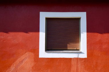 Bilbao şehir İspanya binanın kırmızı cephede pencere