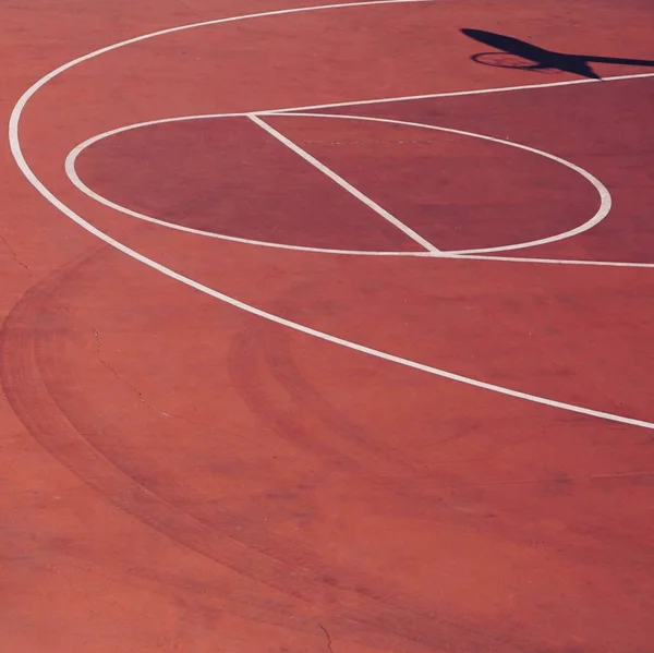 Terrain Basket Rouge Avec Des Lignes Blanches Dans Rue — Photo