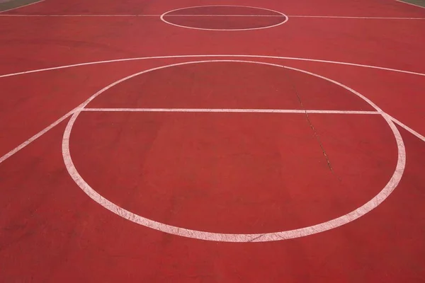 Piros Kosárlabdapálya Fehér Vonalakkal Utcán — Stock Fotó