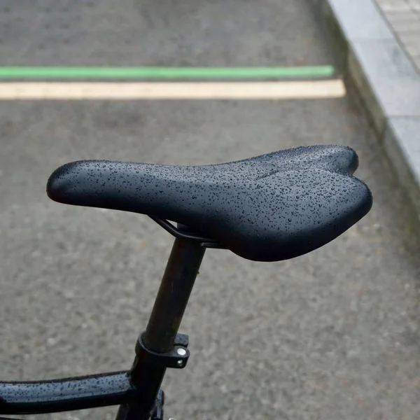 雨の中の黒い自転車の座席 — ストック写真