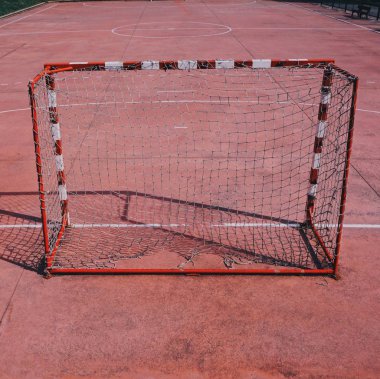                                Futbol sahası ekipmanları sokakta kırmızı sahada