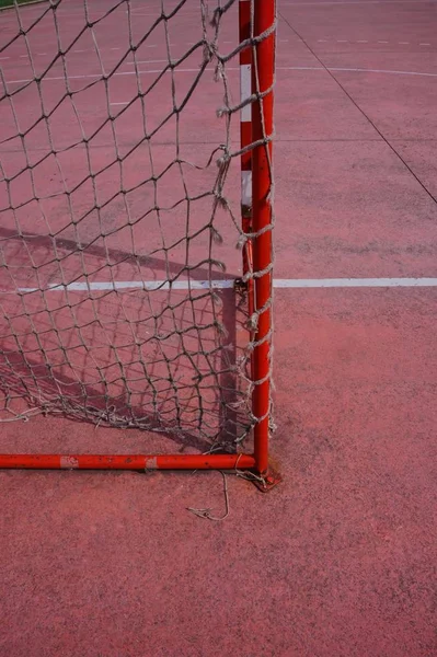 Attrezzature Porta Calcio Sul Campo Rosso Sulla Strada — Foto Stock