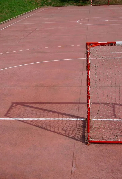 Attrezzature Porta Calcio Sul Campo Rosso Sulla Strada — Foto Stock