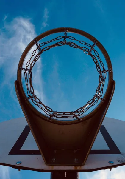 Basketballkorb Und Blauer Himmel Auf Der Straße — Stockfoto