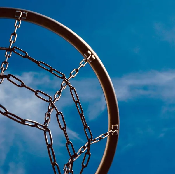 Koszykówka Błękitne Niebo Ulicy — Zdjęcie stockowe