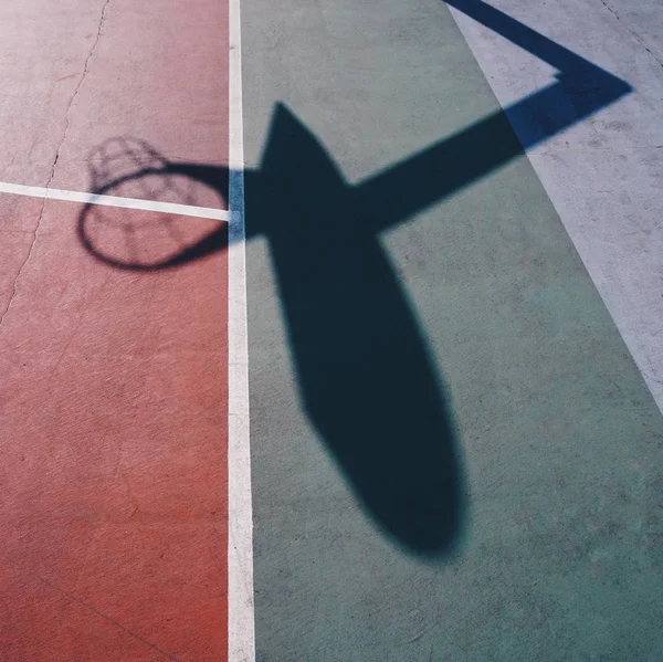 Basketballkorb Schatten Silhouette Auf Dem Roten Platz Auf Der Straße — Stockfoto