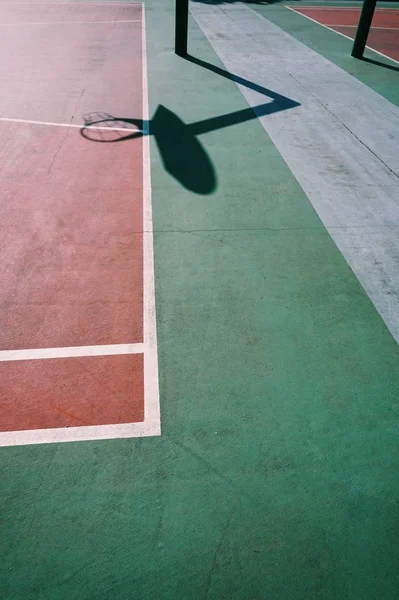 Basketbal Obruč Stín Silueta Červeném Hřišti Ulici — Stock fotografie