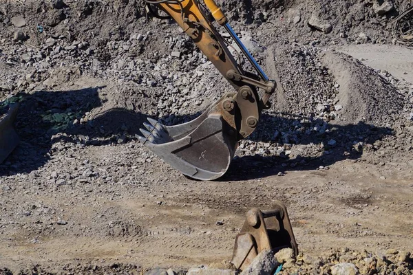 街上建筑工地的挖掘机 — 图库照片
