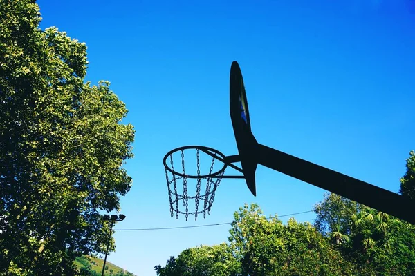 通りの古いバスケット ビルバオ市の通りのバスケットスペイン — ストック写真