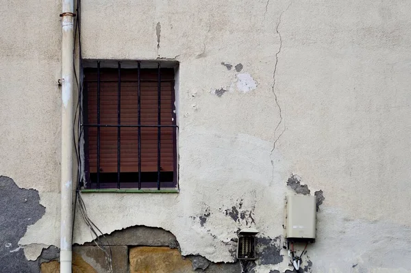 Stare Okno Białą Fasadę Domu Architektura Mieście Bilbao Hiszpanii — Zdjęcie stockowe