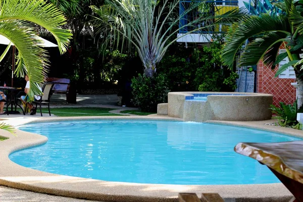 热带地区的室外游泳池 — 图库照片
