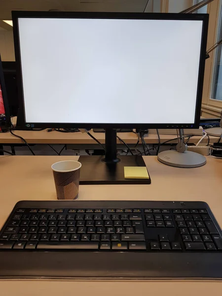 Computer with blank white screen on table. — Stock Photo, Image