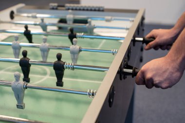 langırt oynamak, iki elini masaya bırakma