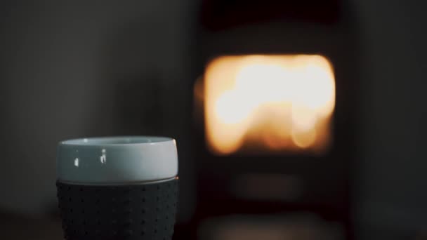 Close Coffee Cup Woodstove Fireplace Background Static Shot — Stock Video