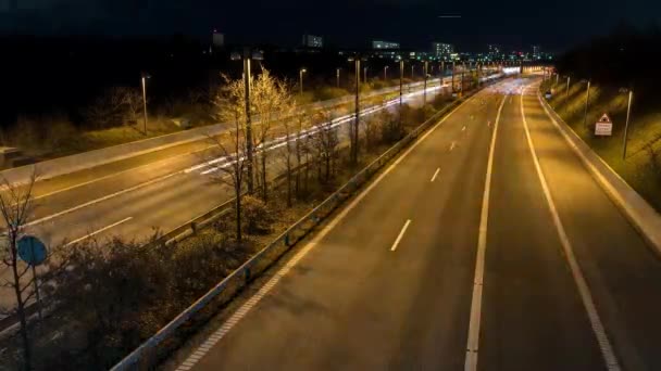 Szlak Timelapse światło nocy, autostrady i samochody, strzał z wysokiego kąta i dół. Lokalizacja Kopenhaga Dania. tylne i przednie światła — Wideo stockowe