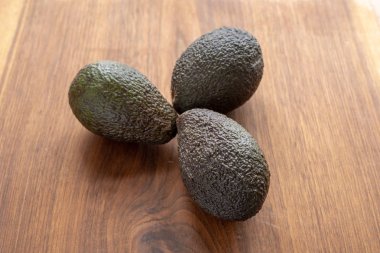 Avokado koyu bir wodden tarihinde 3 adet masa