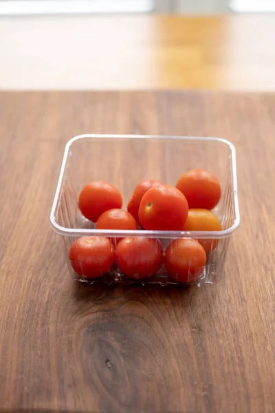 Tomatos on a wodden table cuttingboard with space for text copy space — Stock Photo, Image