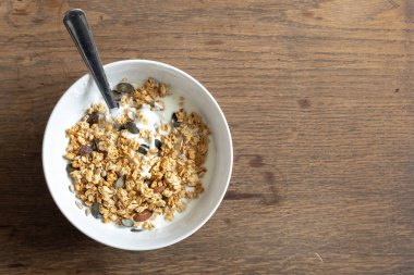 fıstık ile yulaf ezmesi granola, kahve kapalı fincan ile