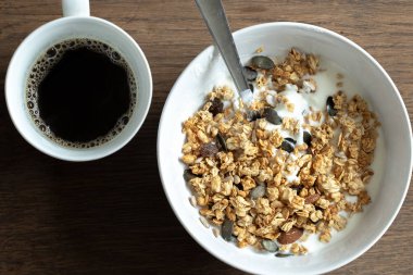 fıstık ile yulaf ezmesi granola, kahve kapalı fincan ile
