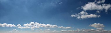Güzel bir bulutlu gökyüzü büyük Panoraması