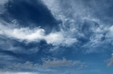 Mavi bir gökyüzü güzel cirrus bulut oluşumları