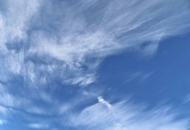 Mavi bir gökyüzü güzel cirrus bulut oluşumları