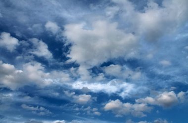 Karışık fırtına ve cirrus bulutlar gökyüzünde
